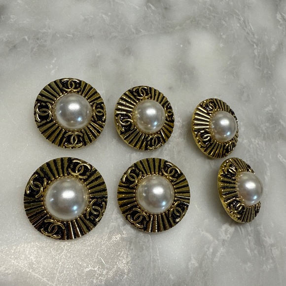 CHANEL Accessories - 6 Chanel buttons